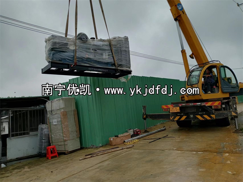 2022年6月30日，300KW玉柴發(fā)電機(jī)組并機(jī)柜武鳴區(qū)卸貨安裝