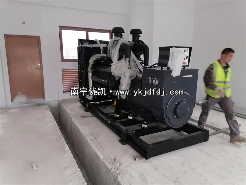 2023年2月20日，6臺(tái)上柴600kw柴油發(fā)電機(jī)組卸貨安裝中