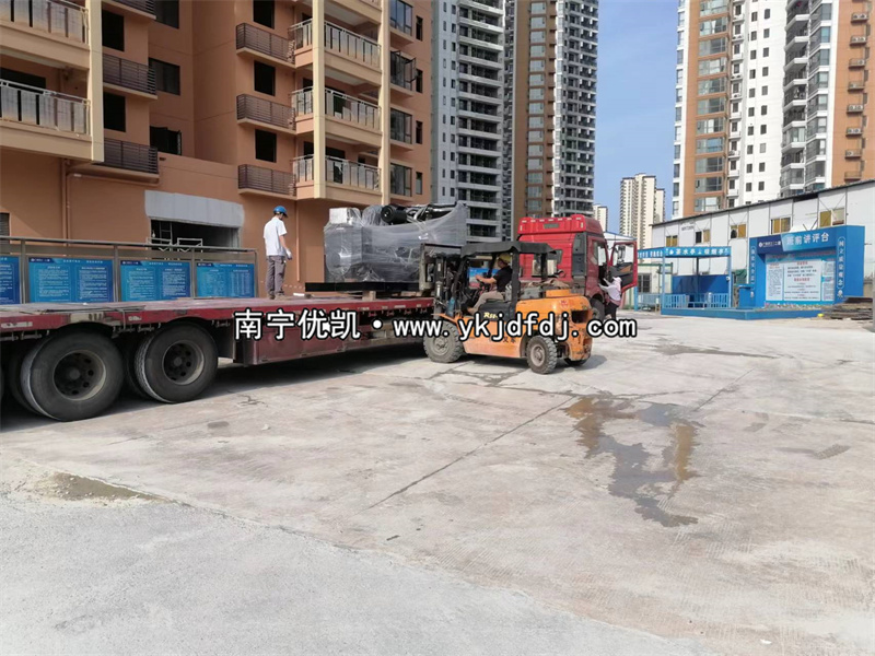 2023年5月16日，廣西項(xiàng)目700kw上柴發(fā)電機(jī)組到貨現(xiàn)場(chǎng)