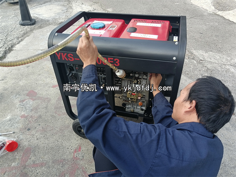 2023年11月24日，客戶到店自提8kw等功率柴油發(fā)電機(jī)組