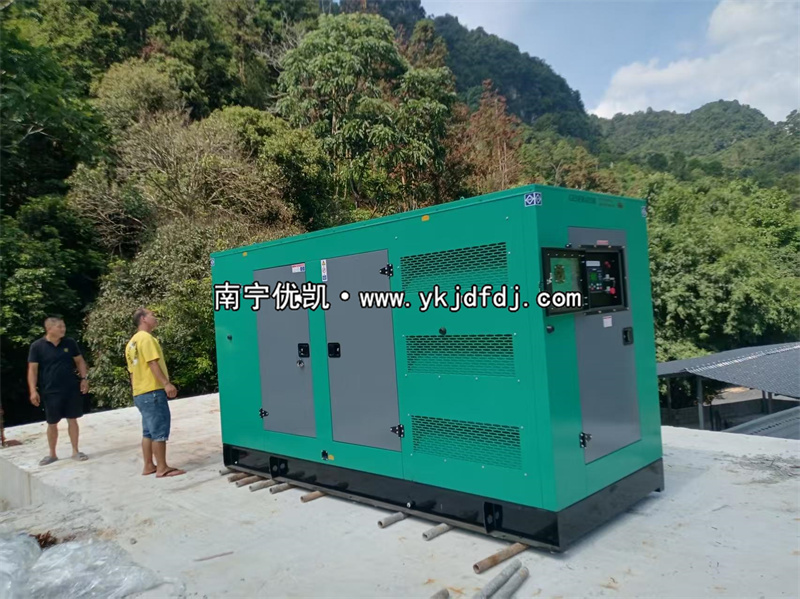 2025年9月5日，崇左項(xiàng)目200kw低噪音柴油發(fā)電機(jī)組卸貨試機(jī)
