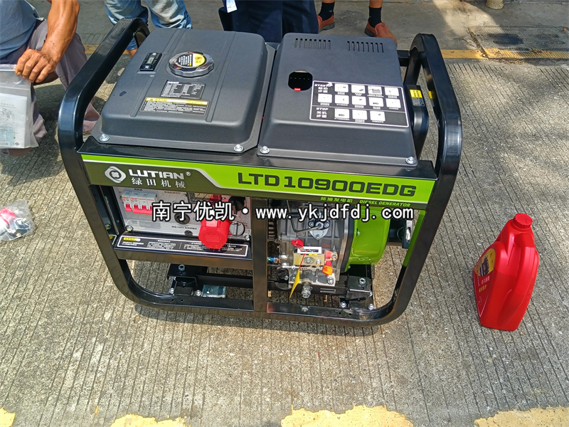 2025年9月8日，客戶到店采購(gòu)8kw柴油發(fā)電機(jī)組并試機(jī)