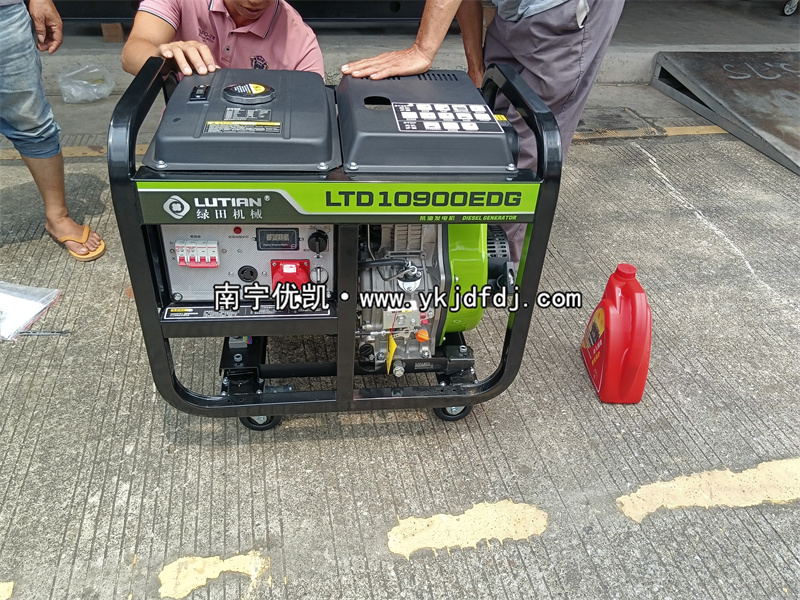 2025年9月8日，客戶到店采購(gòu)8kw柴油發(fā)電機(jī)組并試機(jī)